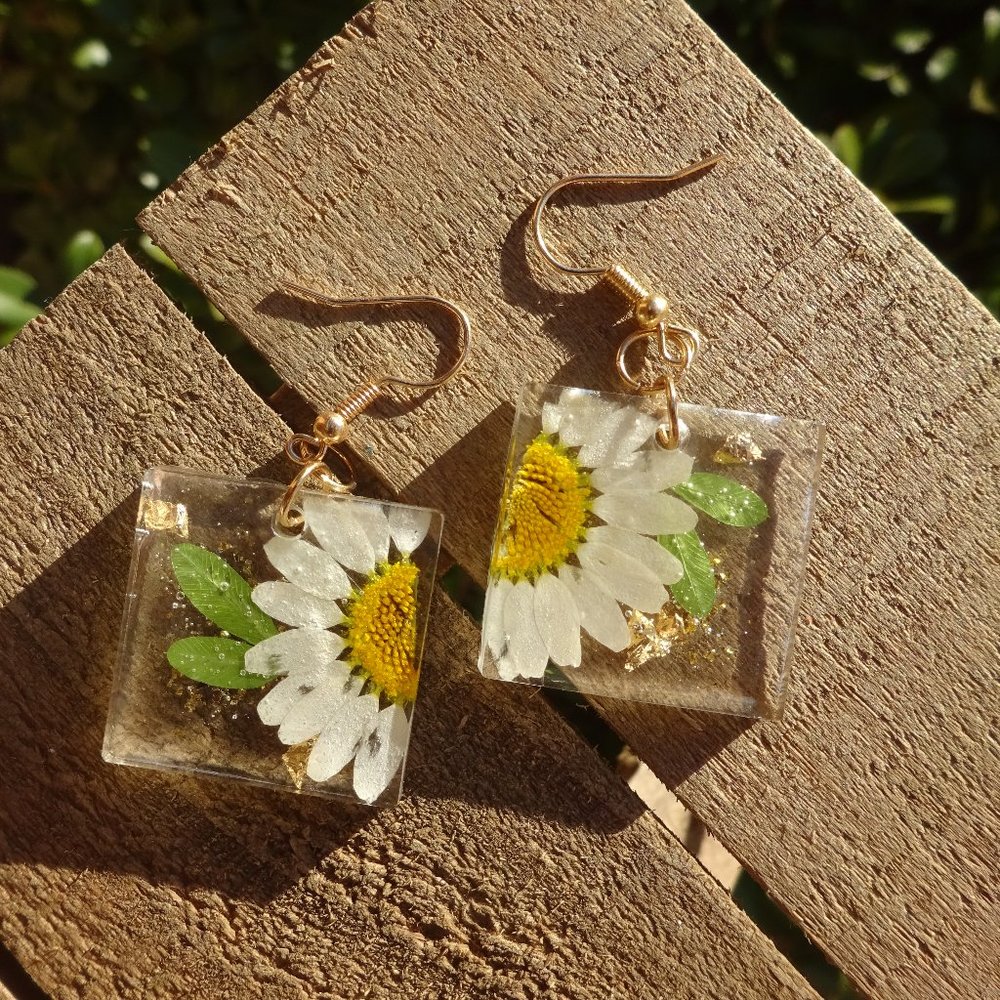 ❌SOLD on Mercari❌Real white  flower resin earrings